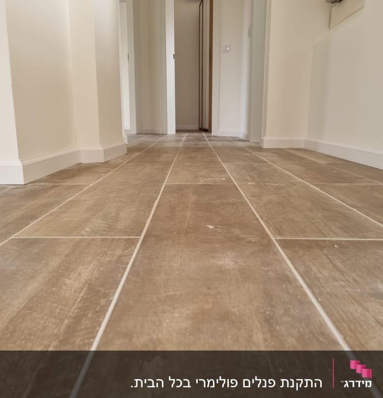 רצפת פרקט עץ במסדרון ביתי מואר